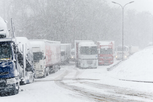 Weather conditions that determine snow transport distances at a
